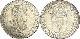 Écu à la mèche longue, Paris 1652.
Argent. 27,31g. Presque Superbe. De flan régulier. A/. Buste enfantin du Roi à droite, les cheveux longs, lauré, d...