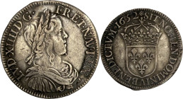Demi-écu à la mèche longue, Paris 1652.
Argent. 13,59g. TB à Très Beau. A/. Buste enfantin du Roi à droite, les cheveux longs, lauré, drapé et cuiras...