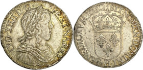 Demi-écu à la mèche longue, La Rochelle 1652.
Argent. 13,66g. Superbe. Variété NA. REX. 25 491 ex. A/. Buste enfantin du Roi à droite, les cheveux lo...
