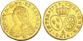 LOUIS XV (1715-1774). Louis d'or aux lunettes, Paris 1729.
Or. 8,13g. Superbe. A/. Buste drapé du Roi à gauche, tête nue. Sous le buste, marque du ma...