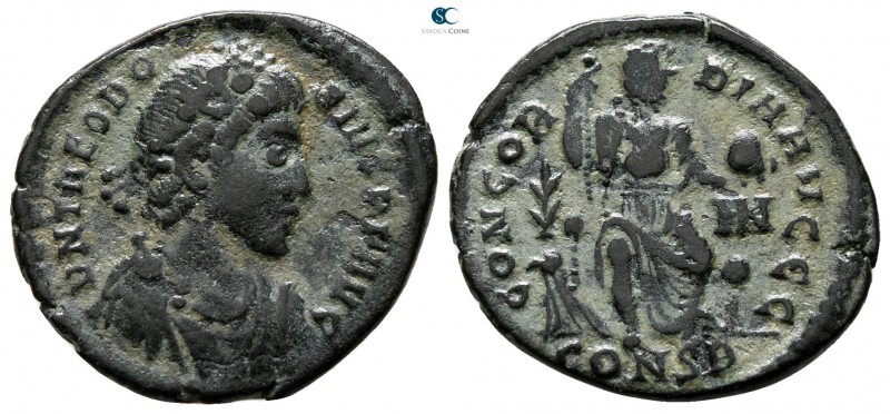Theodosius I. AD 379-395. Constantinople
Follis Æ

18 mm., 2.34 g.



ver...