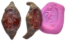 ANCIENT ROMAN INTAGLIO in BRONZE RING.(3rd-4th century).Ae.

Condition : Good very fine.

Material : Bronze.

Weight : 2.16 gr.
Diameter : 20 mm.