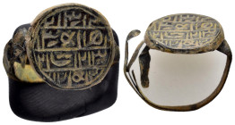 ANCIENT ISLAMIC BRONZE RING.(19th centuries).Ae.

Condition : Good very fine.

Material : Bronze.

Weight : 7.11 gr.
Diameter : 24 mm.
