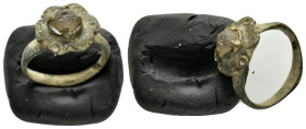 ANCIENT BYZANTINE BRONZE RING.(10th-11th century).Ae.

Condition : Good very fine.

Material : Bronze.

Weight : 3.00 gr.
Diameter : 17 mm.