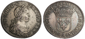Louis XIV 1643-1715
Écu à la mèche courte, Paris, 1644 A, rose entre deux points, AG 27.24 g.
Ref : G. 201 (R)
Conservation : TTB-SUP