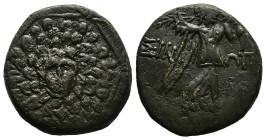PAPHLAGONIA. Sinope. Struck under Mithradates VI (Circa 105-90 or 90-85 BC). Ae.
Obv : Aegis with gorgoneion.
Rev : ΣΙΝΩΠΗΣ.
Nike advancing right, hol...