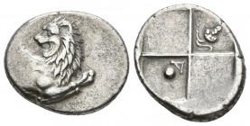 CHERSONESOS, Tracia. Hemidracma. 386-338 a.C. A/ Parte delantera de león a izquierda con cabeza vuelta. R/ Cuatro cuadros incusos, segundo cuartel rac...