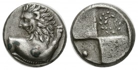 CHERSONESOS, Tracia. Hemidracma. 386-338 a.C. A/ Parte delantera de león a izquierda con cabeza vuelta. R/ Cuatro cuadros incusos, primer cuartel coro...