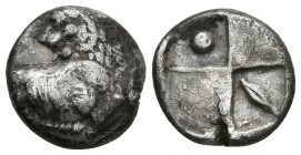 CHERSONESOS, Tracia. Hemidracma. 386-338 a.C. A/ Parte delantera de león a izquierda con cabeza vuelta. R/ Cuatro cuadros incusos, primer cuartel gran...