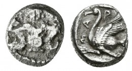 CILICIA, Mallos. Obolo. 440-390 a.C. A/ Busto alado de medio cuerpo con la cabeza a derecha sosteniendo disco. R/ Cisne estante a izquierda dentro de ...