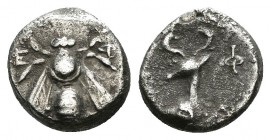IONIA, Ephesos. Trihemióbolo. 380-290 a.C. A/ Abeja. R/ Parte delantera de ciervo arrodillado a derecha con la cabeza vuelta. SNG Kayhan 192; SNG Cope...