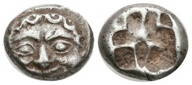 PARION, Mysia. Dracma. 500-475 a.C. A/ Gorgona de frente. R/ Diseño cruciforme incuso. SNG Copenhagen 256. Ar. 3,33g. MBC+.
