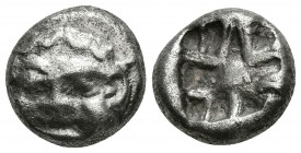 PARION, Mysia. Dracma. 500-475 a.C. A/ Gorgona de frente. R/ Diseño cruciforme incuso. SNG Copenhagen 256. Ar. 3,22g. MBC+.