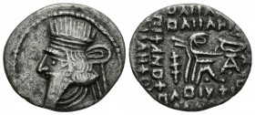 PAKOROS I. Dracma de imitación. 78-120 a.C. Ekbatana (Reino Parto). A/ Busto diademado con tiara y drapeado a izquierda. R/ Arquero sentado a derecha ...