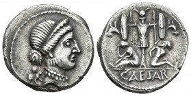 JULIO CESAR. Denario. 46-45 a.C. Ceca militar móvil acompañando a Julio César (España). A/ Cabeza de Venus con stephane a derecha, detrás cupido. R/ T...