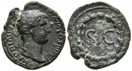 ADRIANO. As. 134-138 d.C. Roma. A/ Busto laureado a derecha con ligero drapeado sobre el hombro izquierdo. HADRIANVS AVG COS III P P. R/ Corona rodean...