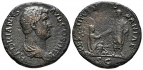 ADRIANO. As. 117-138 d.C. Roma. A/ Busto drapeado con coraza a derecha. HADRIANVS AVG COS III P P. R/ Adriano en pié a izquierda, frente a él, arrodil...