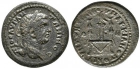 CARACALLA. Ae26. 212-215 d.C. Marcianopolis. A/ busto laureado a derecha. R/ Altar decorado al frente, tras el tres estandartes militares, en el centr...