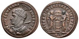 CONSTANTINO I. Follis. 318-319 d.C. Roma. A/ Busto con coraza y casco con penacho a derecha, portando lanza sobre hombro derecho. IMP CONSTANTINVS AVG...