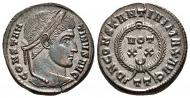 CONSTANTINO I. Follis. 310-337 d.C. Ticinum. A/ Busto laureado a derecha. CONSTANTINVS AVG. R/ Corona de laurel, dentro VOT · X X - Creciente. D N CON...