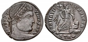CONSTANTINO I. Follis. 323-324 d.C. Treveri (Trier). 2º Oficina. A/ Busto laureado a derecha. CONSTANTINVS AVG. R/ Victoria avanzando a derecha portan...