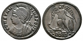 CONSTANTINO I. Series conmemorativas. Follis. 334-335 d.C. Siscia. A/ Busto de Roma con casco a izquierda. VRBS ROMA. R/ Victoria estante a izquierda ...