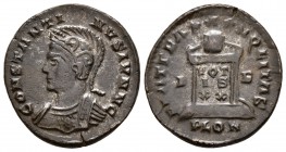 CONSTANTINO II. Follis. 323-324 d.C. Londinum. A/ Busto con casco y coraza a izquierda. CONSTANTINVS IVN N C. R/ Altar con inscripción VOT-IS XX en tr...