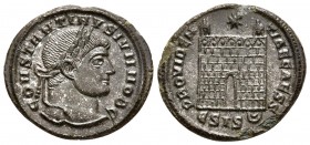 CONSTANTINO II. Follis. 328-329 d.C. Siscia. A/ Busto laureado a derecha. CONSTANTINVS IVN NOB C. R/ Puerta de campamento con dos almenas, encima estr...