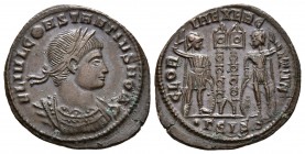CONSTANCIO II. Follis. 334-335 d.C. Siscia. A/ Busto laureado con coraza a derecha. FL IVL CONSTANTIVS NOB C. R/ Dos soldados enfrentados con lanzas i...
