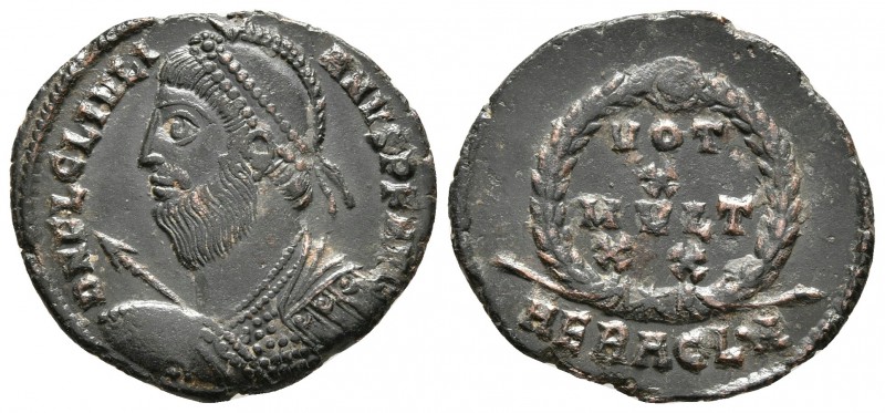 JULIANO II. Follis. 361-363 d.C. Heraclea. A/ Busto con casco y diadema de perla...