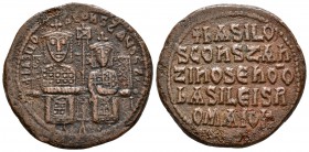 BASIL I & CONSTANTINO. Follis. 867-886 d.C. Constantinopla. A/ Basilio y Constantino sentados de frente en trono, sosteniendo labarum entre ellos, + B...