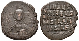 ANONIMO Atribuído a BASIL II & CONSTANTINO VIII. Follis. 976-1025 d.C. Constantinopla. A/ Busto de Cristo de frente, sosteniendo los evangelios, alred...