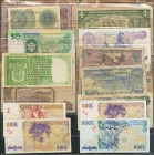 Conjunto de billetes extranjeros, incluyendo diferentes países y calidades diversas. A EXAMINAR.
