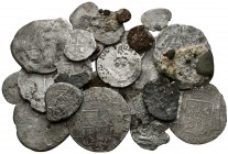 MONARQUIA ESPAÑOLA. Lote compuesto por 25 monedas de plata macuquinas y redondas de Felipe V a Carlos III, conteniendo: 1 Real (4), 2 Reales (12), 4 R...