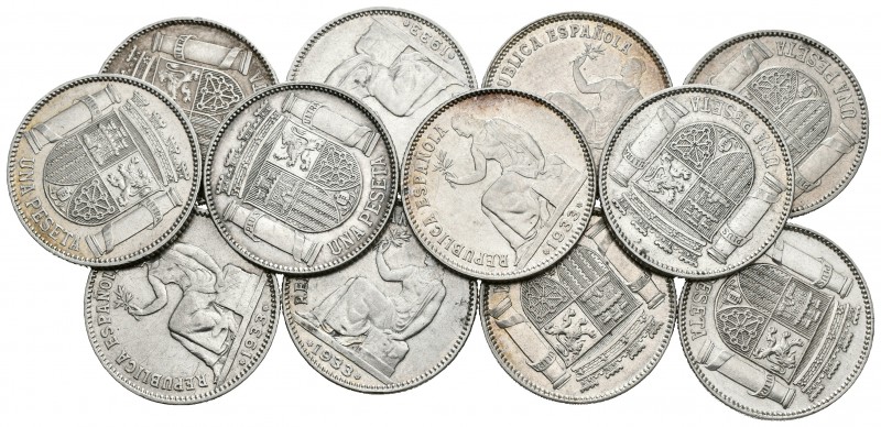 II REPUBLICA. Lote compuesto por 12 monedas de 1 Peseta 1933 *3-4. Cal-1. Ar. MB...