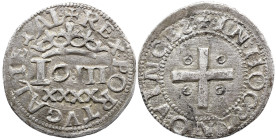Portugal D. João III (1521-1557) Real Português A: REX : PORTVGALIE : AL: R: IN : HOC : SINO : VINCES SS Invertidos e V de Vinces A invertido AG: 69.0...