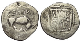 Imitationen griechischer Münzen.


Nachahmung einer Prägung Dyrrhachions (Illyrien).

Drachme (Silber), ca. 3. - 1. Jhdt. v. Chr.
Vs: Kuh mit Ka...