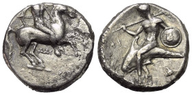 Kalabrien. Tarent.

 Didrachme oder Nomos (Silber). Ca. 302 - 280 v. Chr.
Vs: Nackter Jüngling mit Speer zu Pferde nach rechts reitend, zwischen de...