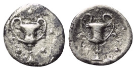 Kalabrien. Tarent.

 Obol (Silber). Ca. 280 - 228 v. Chr.
Vs: Kantharos, außen fünf Kugeln.
Rs: Kantharos, außen fünf Kugeln.

10 mm. 0,43 g. 
...