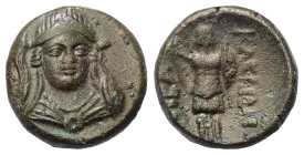 Lukanien. Herakleia.

 Bronze. Ca. 280 - 150 v. Chr.
Vs: Büste der Athena mit attischem Helm in Dreiviertelansicht rechts; im Feld rechts Stierkopf...