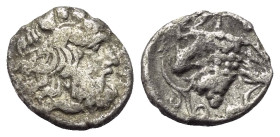 Sizilien. Naxos.

 Litra (Silber). Ca. 415 - 403 v. Chr.
Vs: Kopf des bärtigen Dionysos mit Efeukranz links.
Rs: Weintraube mit Blättern.

11 mm...