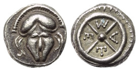 Thrakien. Mesembria.

 Diobol (Silber). Ca. 420 - 320 v. Chr.
Vs: Korinthischer Helm en face.
Rs: META in vierspeichigem Rad, das von einem Strich...