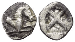 Thrako-Makedonische Prägungen. Ungesicherte Münzstätte.

 Diobol (Silber). 5. Jhdt. v. Chr.
Vs: Pferdeprotome rechts.
Rs: Diagonal geteiltes Quadr...