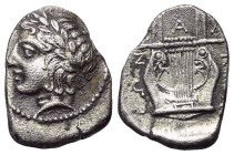 Makedonien. Chalkidischer Bund.

 Tetrobol (Silber). Ca. 432 - 379 v. Chr. Olynthos.
Vs: Kopf des Apollon mit Lorbeerkranz links.
Rs: Kithara.

...