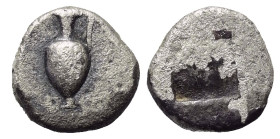 Makedonien. Terone.

 Diobol (Silber). Ca. 490 - 460 v. Chr.
Vs: Oinochoe nach links stehend.
Rs: Viergeteiltes Quadratum incusum.

10 mm. 1,22 ...