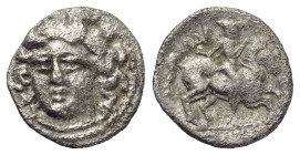 Thessalien. Larissa.

 Trihemiobol (Silber). 3. - 2. Jhdt. v. Chr.
Vs: Kopf der Nymphe Larissa mit Ampyx en face, leicht nach links gewendet.
Rs: ...