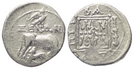 Illyrien. Dyrrhachion.

 Drachme (Silber). Ca. 275 - 48 v. Chr.
Vs: Kuh mit Kalb nach rechts stehend, darüber Adler über Magistratsname: Xenon.
Rs...