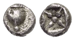 Inseln vor Epiros. Korkyra.

 Hemiobol (Silber). Ca. 525 - 500 v. Chr.
Vs: Amphora.
Rs: Stern in Quadratum incusum.

6 mm.
HGC 6, 61.
 Sehr se...
