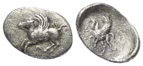 Akarnanien. Leukas.

 Diobol (Silber). Ca. 440 - 400 v. Chr.
Vs: Pegasos nach links fliegend, darunter Lambda.
Rs: Pegasos in Dreiviertelansicht l...