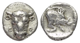 Phokis. Phokischer Bund.

 Obol (Silber). Ca. 460 - 457 v. Chr.
Vs: Stierkopf en face.
Rs: Eberprotome rechts; im Feld rechts oben Ölzweig, das Ga...
